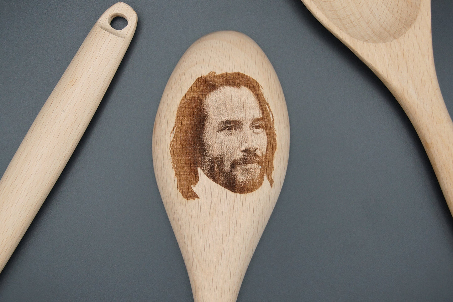 Cara de Keanu Reeves en una cuchara de madera: regalo divertido y novedoso para inauguración de la casa: calidad y resistencia: aproximadamente 30 cm de largo