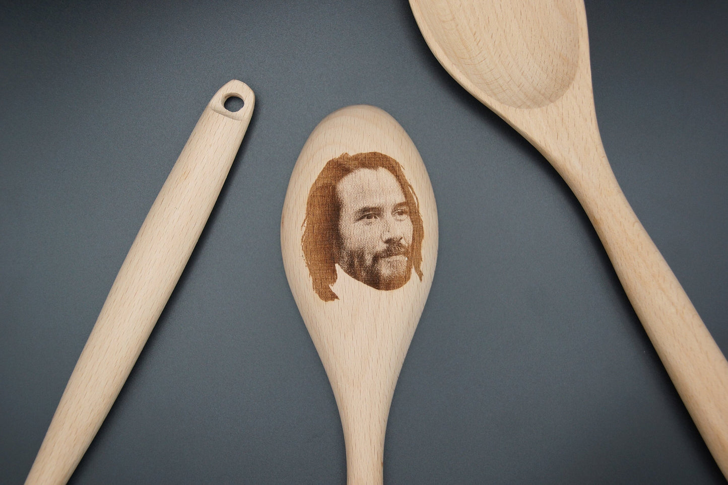 Cara de Keanu Reeves en una cuchara de madera: regalo divertido y novedoso para inauguración de la casa: calidad y resistencia: aproximadamente 30 cm de largo