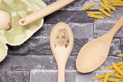 Cara de Margot Robbie en una cuchara: idea divertida de regalo de Margot Robbie: regalo de repostería grabado, regalo de cocina, regalo para ella