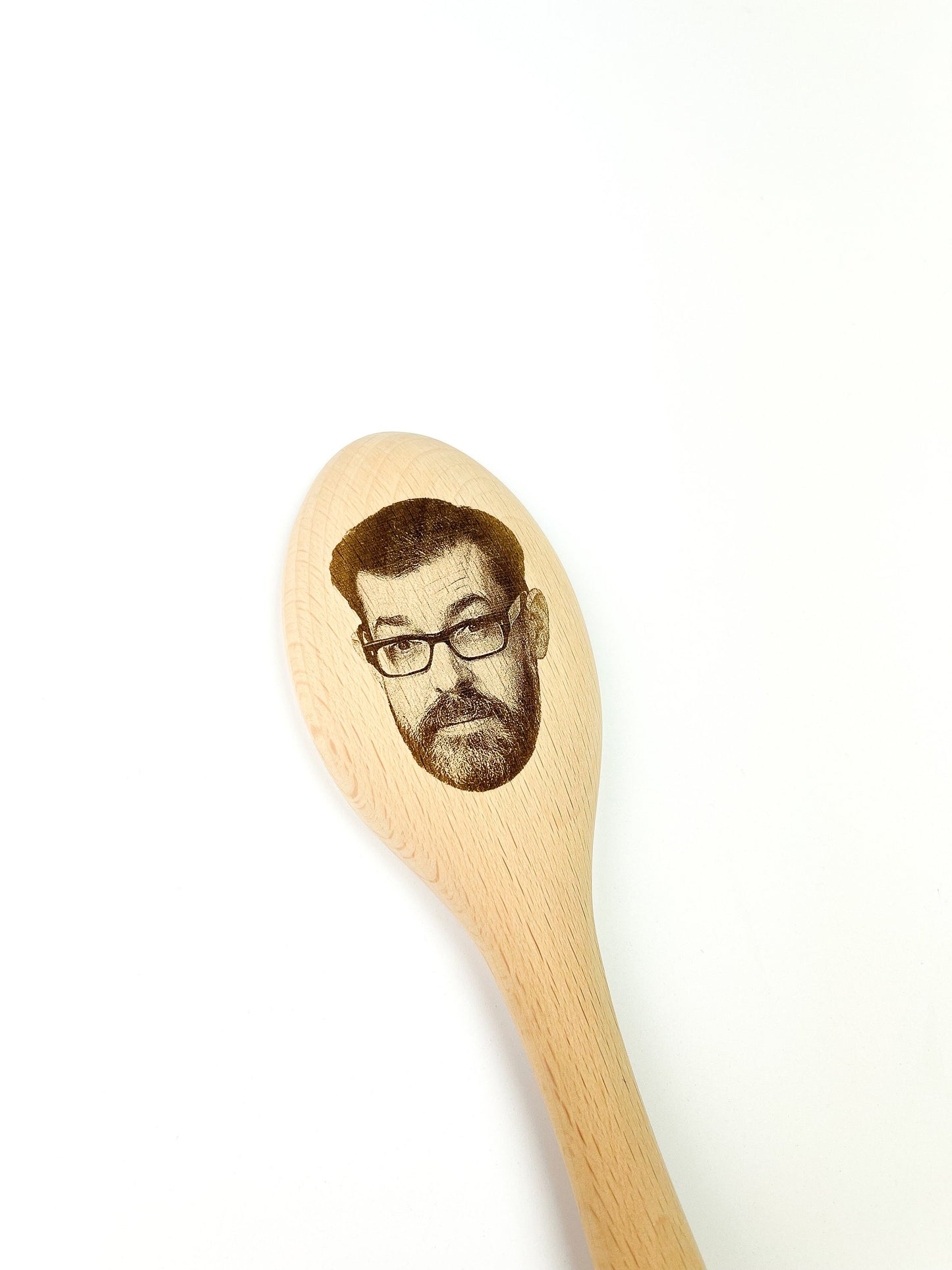 La cara de Richard Osman en una cuchara de madera, programa de televisión premiado, regalo divertido y novedoso para inauguración de la casa, cuchara de cocina para cocinar y hornear, ideas para regalos