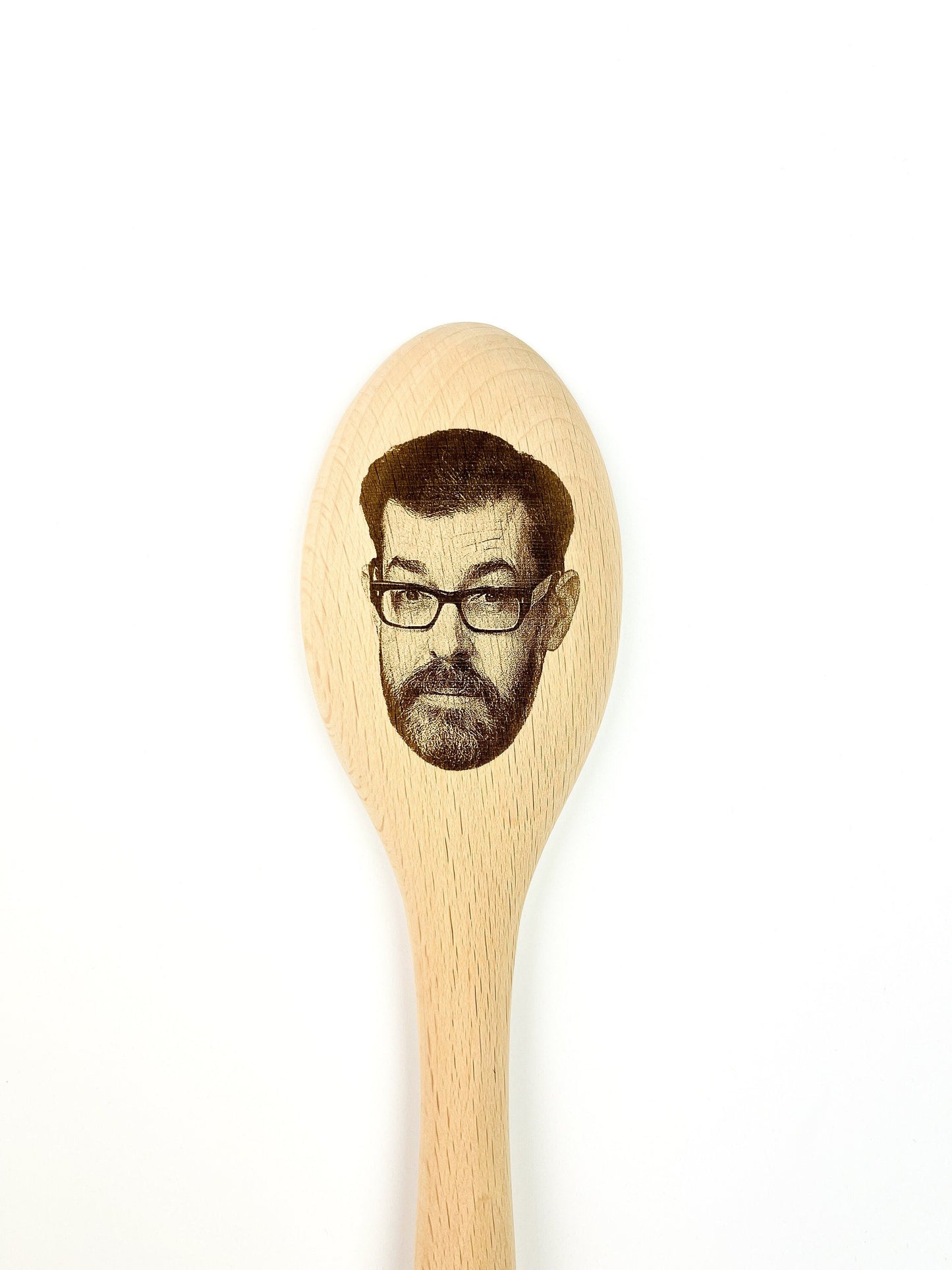 La cara de Richard Osman en una cuchara de madera, programa de televisión premiado, regalo divertido y novedoso para inauguración de la casa, cuchara de cocina para cocinar y hornear, ideas para regalos