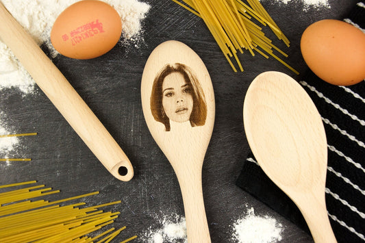 La cara de Lana Del Rey en una cuchara de madera, divertida idea de regalo de Lana Del Rey para cumpleaños tristes en verano, divertido regalo de inauguración de la casa para un chef cocinero