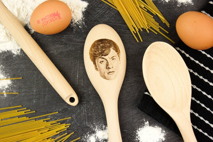 James Acaster en una cuchara, Bake off Bon Appetit, idea de regalo divertida y novedosa con cuchara de madera personalizada, comediante de televisión, comedia Taskmaster