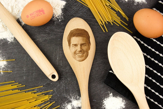 Regalo de Tom Cruise en Top Gun con cara en una cuchara - Idea divertida para un regalo de Tom Cruise - Regalo grabado para hornear - Regalo de cocina - Regalo para ella